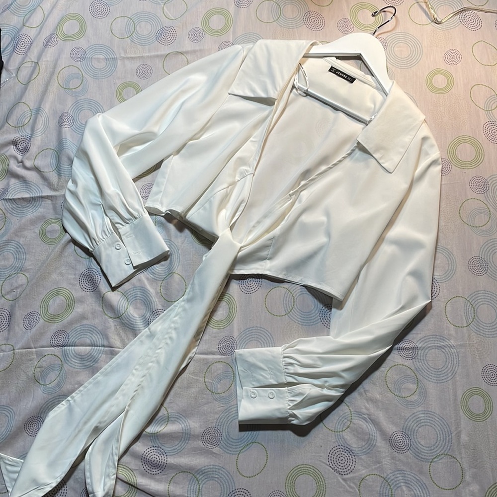 Jeuvre white blouse that ties in front. Long sleeve, size L